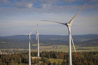 Le parc éolien suisse a produit un record d'électricité l'an dernier. En photo, les éoliennes de Sainte-Croix (VD), qui ne sont toutefois pas dans le bilan 2023, car raccordées en janvier dernier seulement. Reste que la Suisse est nettement à la traîne dans le domaine. (archives) KEYSTONE/VALENTIN FLAURAUD